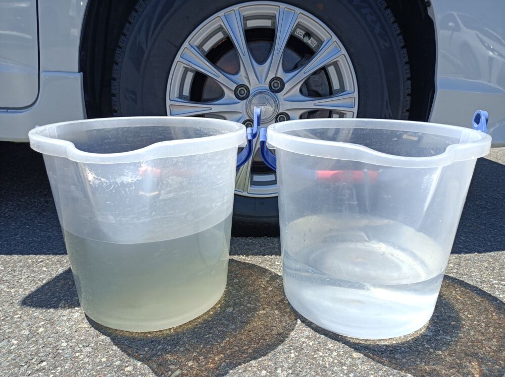 シャトルのエアコン洗浄して出てきた排水と最後の濯ぎ排水にはスプレー洗浄での薬剤の色が出ています
