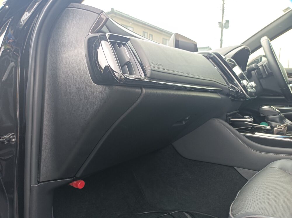 中古で購入されたトヨタ クラウンの車内（エアコンからアンモニア臭・おしっこ臭が発生している状態）
